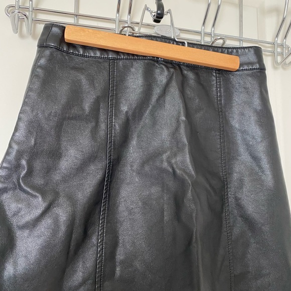 Zip front faux leather mini skirt - Picture 2 of 3